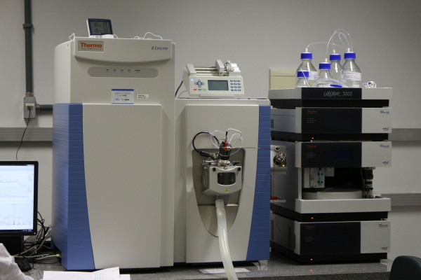 Sistema de Cromatografia Líquida acoplada a Espectrometria de Massas de Alta Resolução (UHPLC-MS_MS Orbitrap FT-MS)